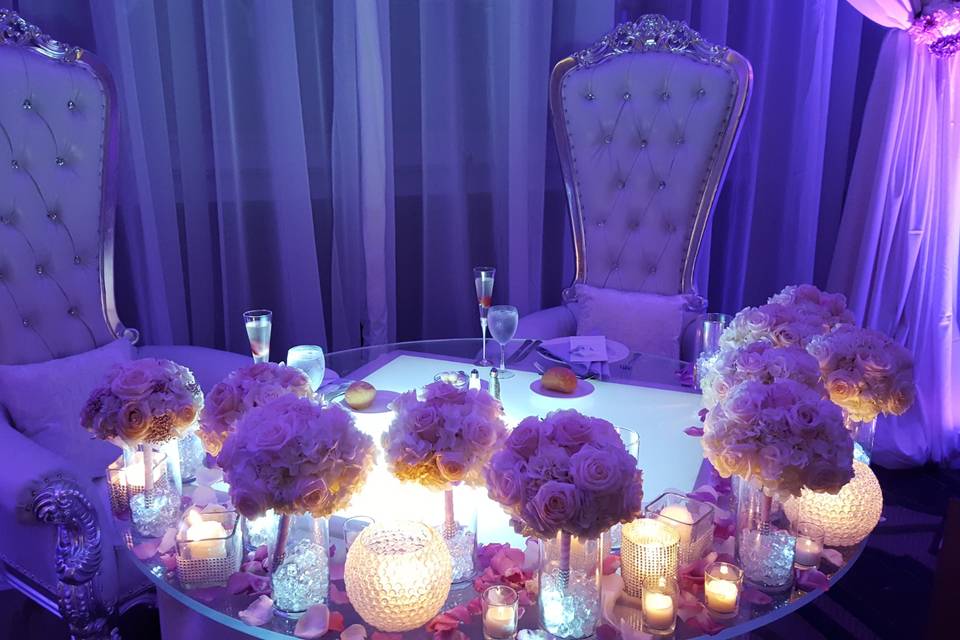 Sweetheart table with thrones