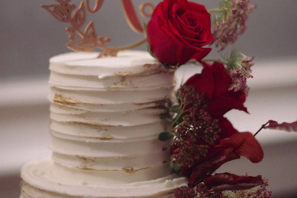 Details of the red and white cake