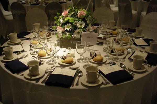 Round table setting