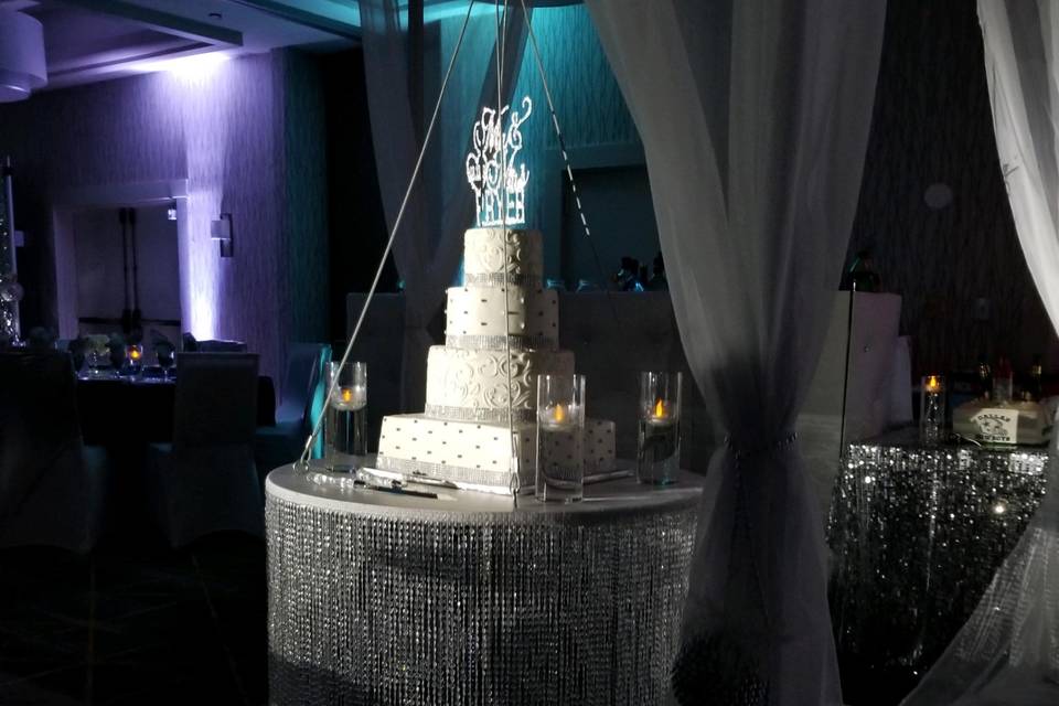 Crystal cake table