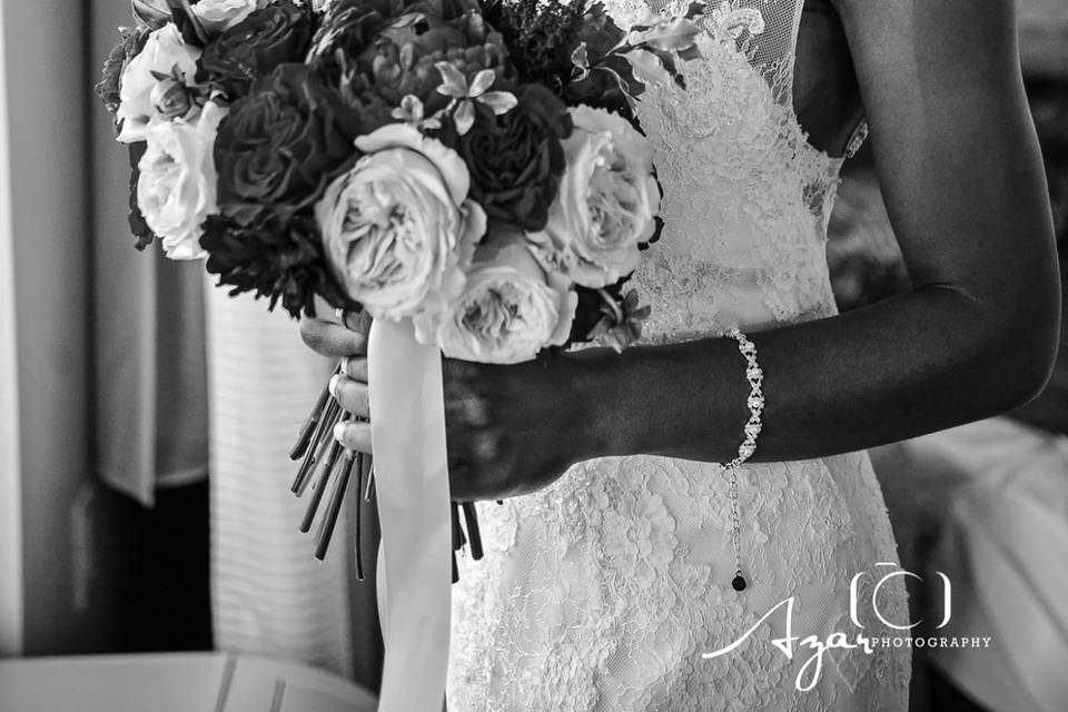 Bride's portrait in black and white | Photo Credit: Azar Photography