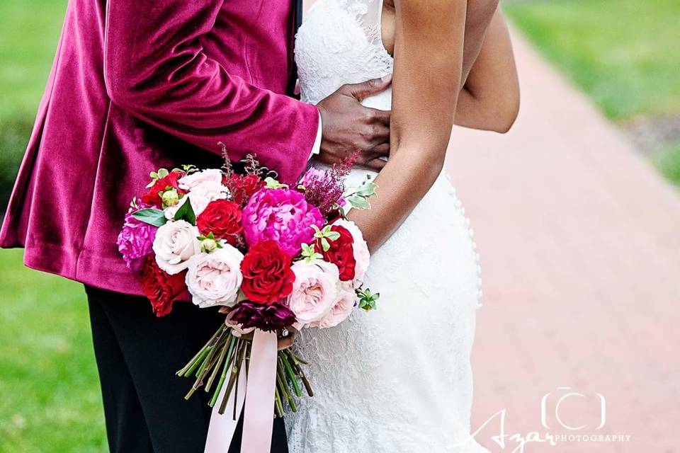 Couple kiss | Photo Credit: Azar Photography