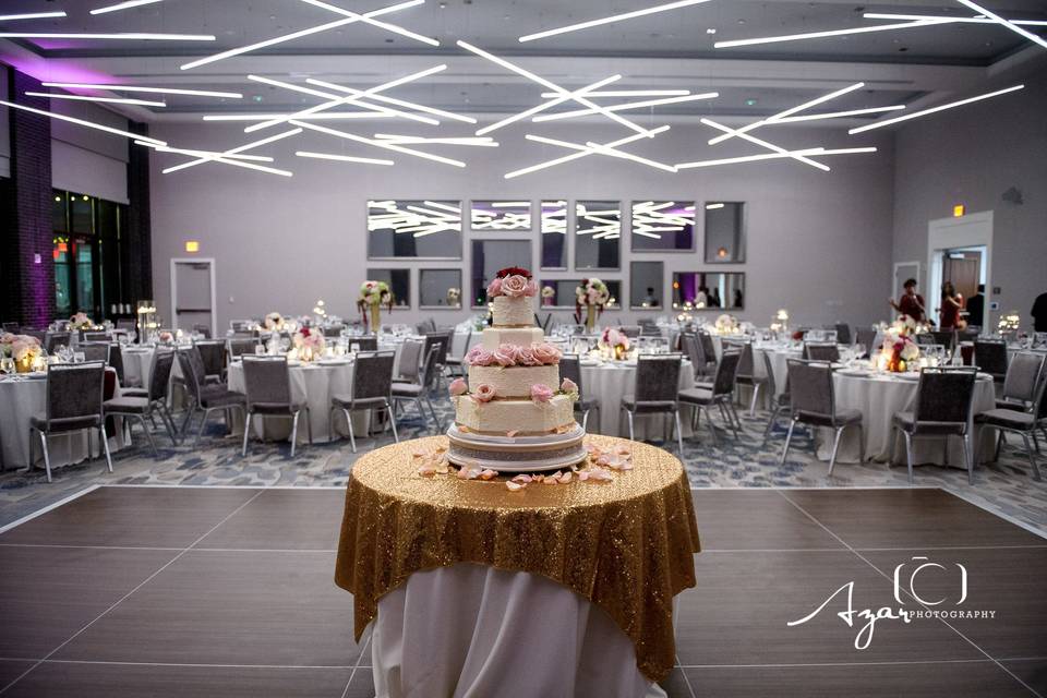 Gold linens | Photo Credit: Azar Photography