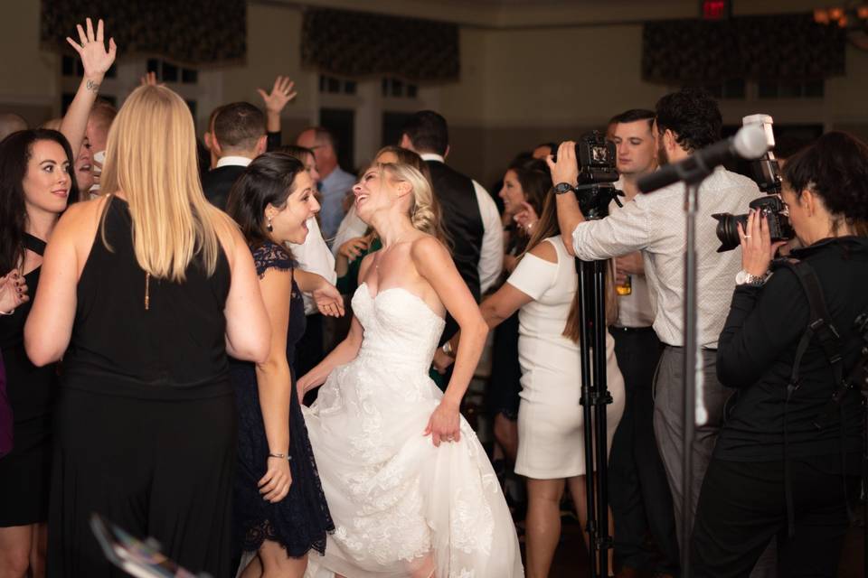 Love seeing brides dance!
