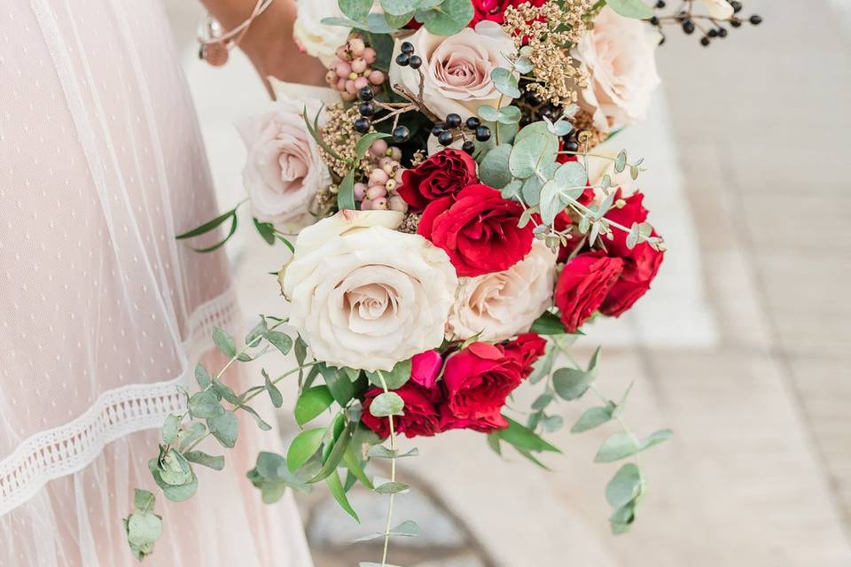Red and neutral bouquet