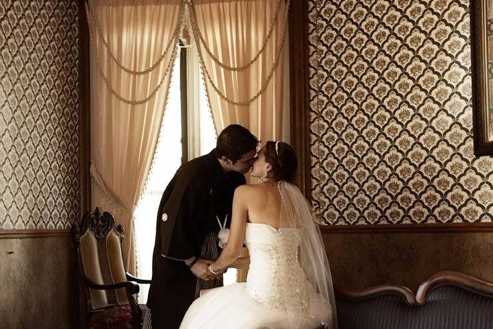 Romantic kiss at Glen Eyrie Castle