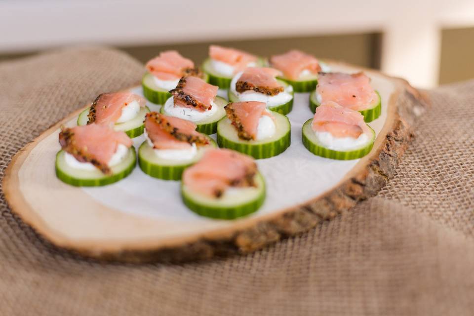 Cucumber wedges with smoked salmon