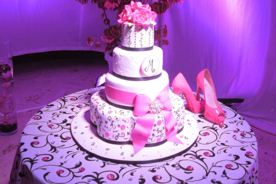 Wedding cake /white drape