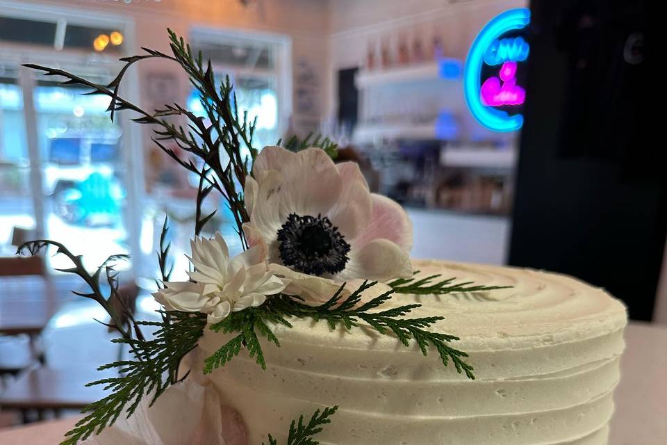 White wedding cake w/ flowers