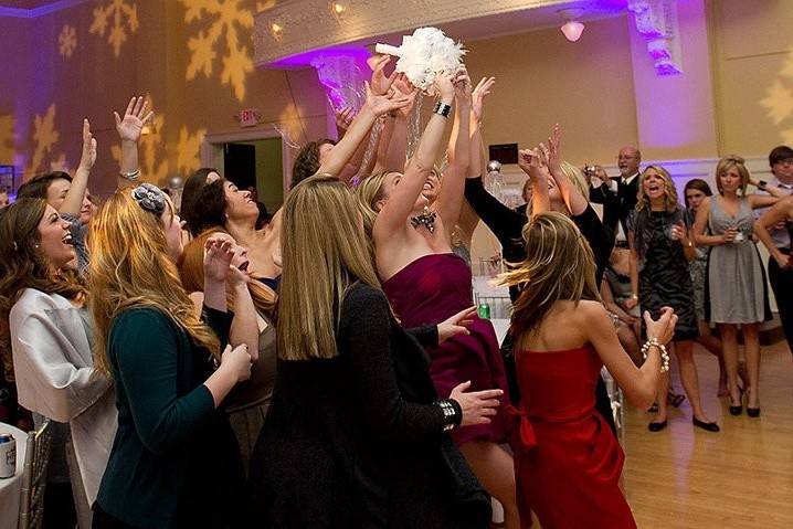 Metro Mass Entertainment Incredible Wedding Disc Jockeys in MA and NH