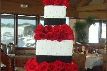 Cake with roses and black detailing