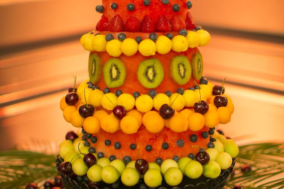 The bride eschews cake dough, and thus this beautiful tiered wedding cake made from layers of fruit was created.