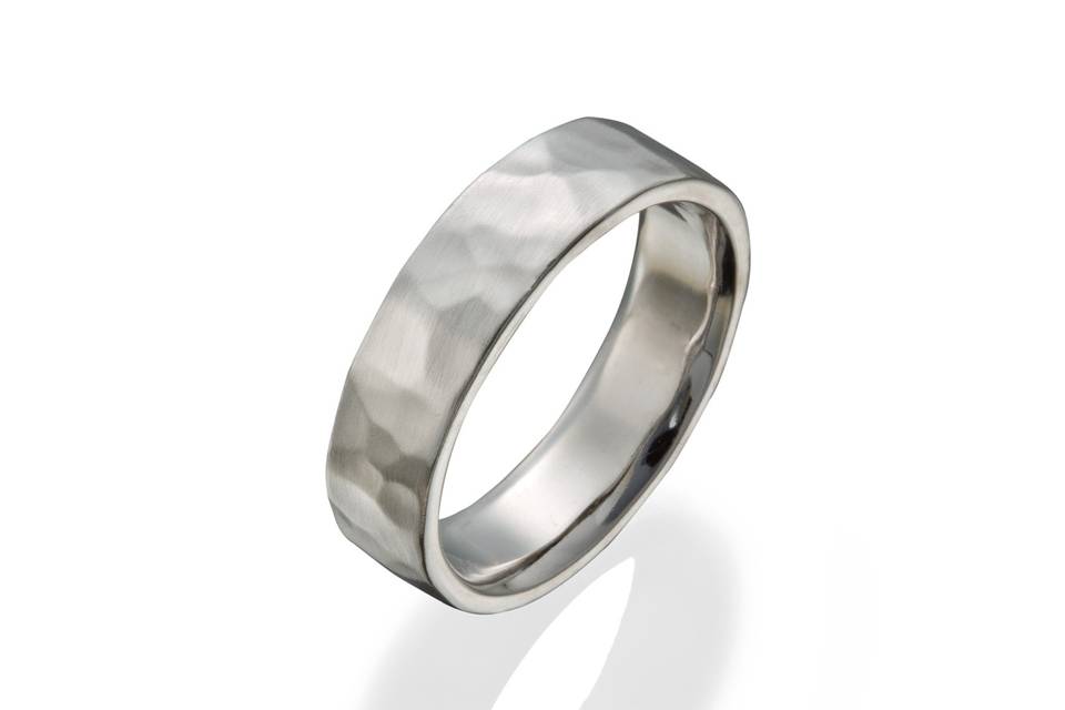 Classic/modern gent's hammered wedding band.