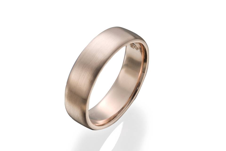 Rose gold brings a new twist to this ultra classic gent's wedding band.