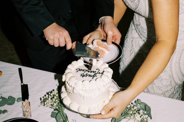 Let's cut the cake