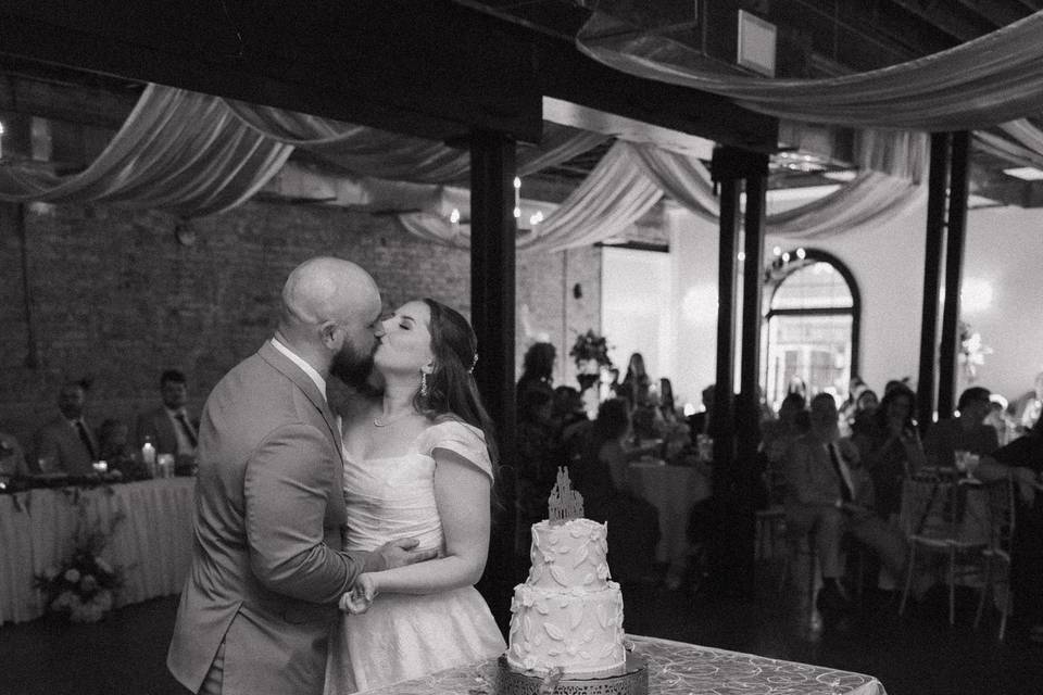 Cutting the cake kisses