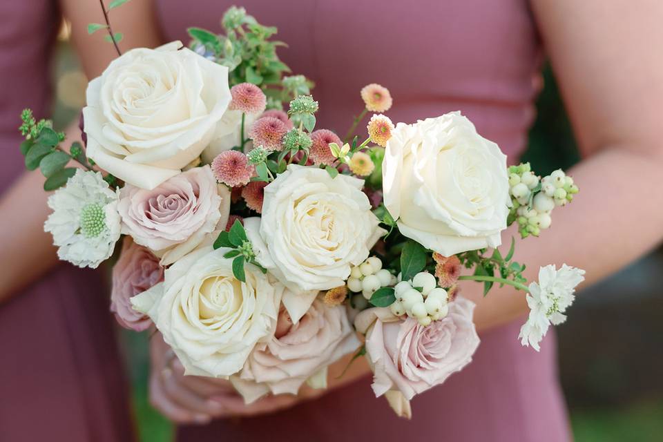 Neutral bridesmaid bouquet