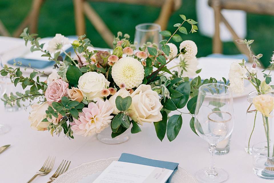 Neutral floral centerpiece