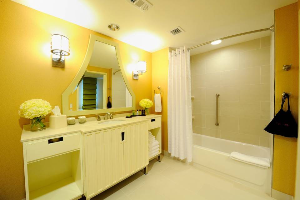 Queen corner suite bath area