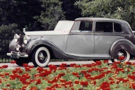 Rolls Royce Silver Wraith SeDanca. Dark silver with light silver insert.