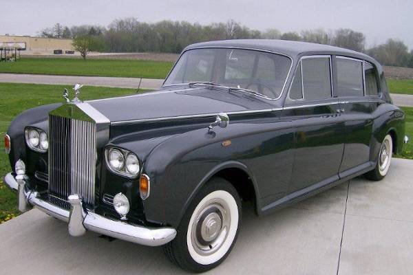 Rolls Royce Phantom V, Light silver upper, dark silver lower body color.