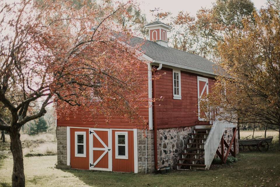 Multi-level grooms quarters