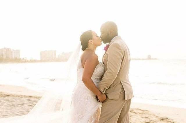 Kiss at the beach