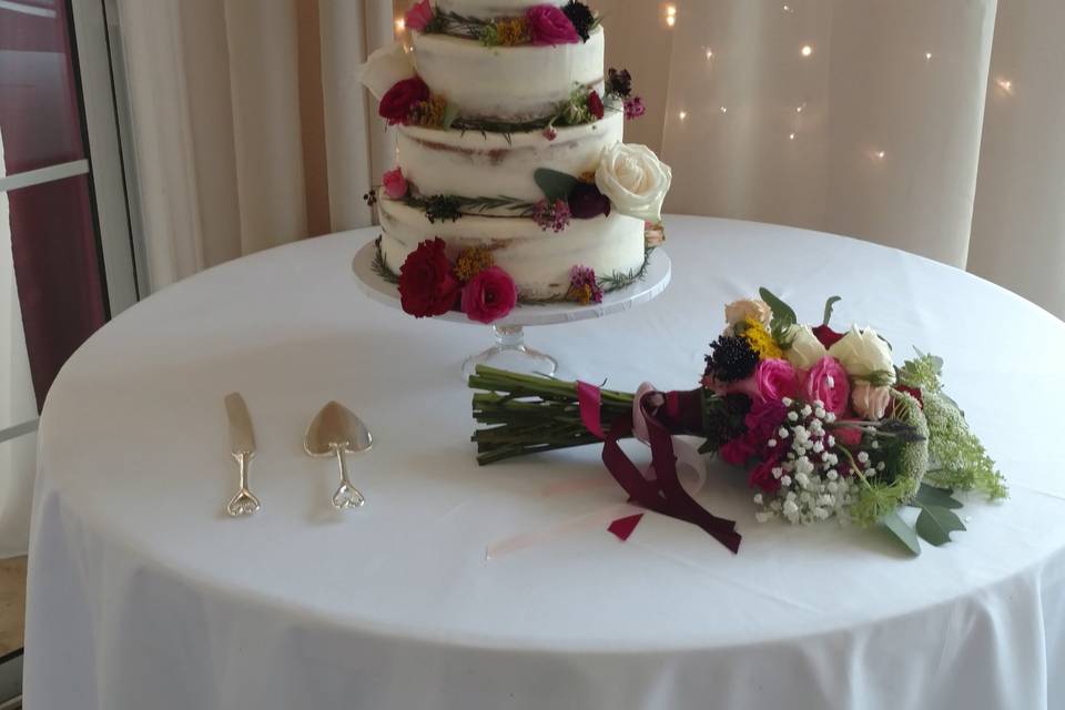 Naked cake wild flowers/roses