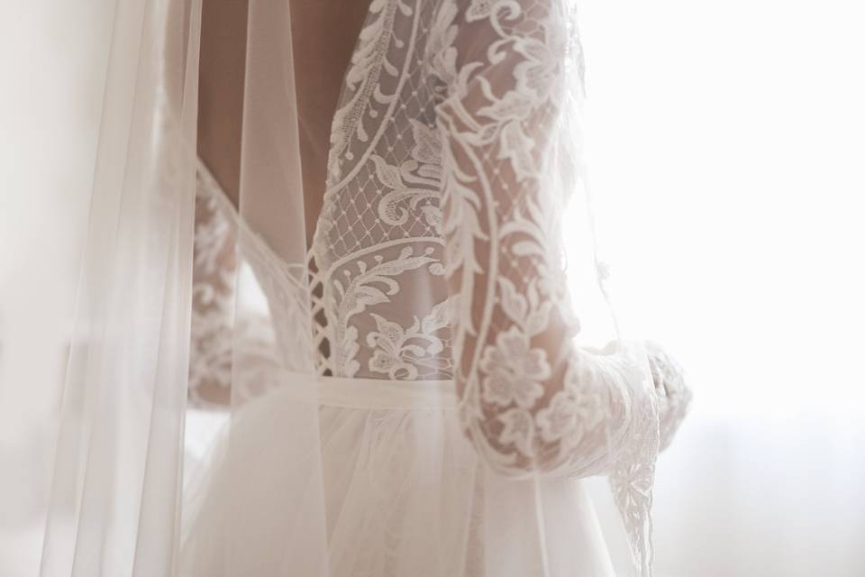 Lace dress details
