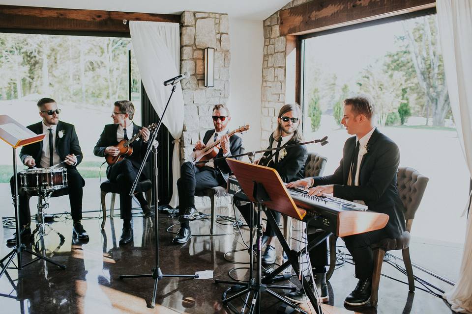 When the groom plays the prelude - Teale Photography