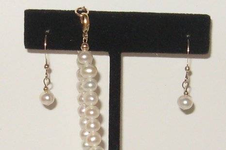 A simple fresh water pearl bracelet and short earrings.