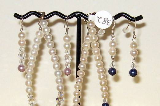 Examples of dyed pearls mixed in with regular FWPs.  These are bridesmaids ideas.  We have a very large selection of shades to match just about everyone. We could add more, or less of the dyed. With out crystal, your choice. These are just for examples.