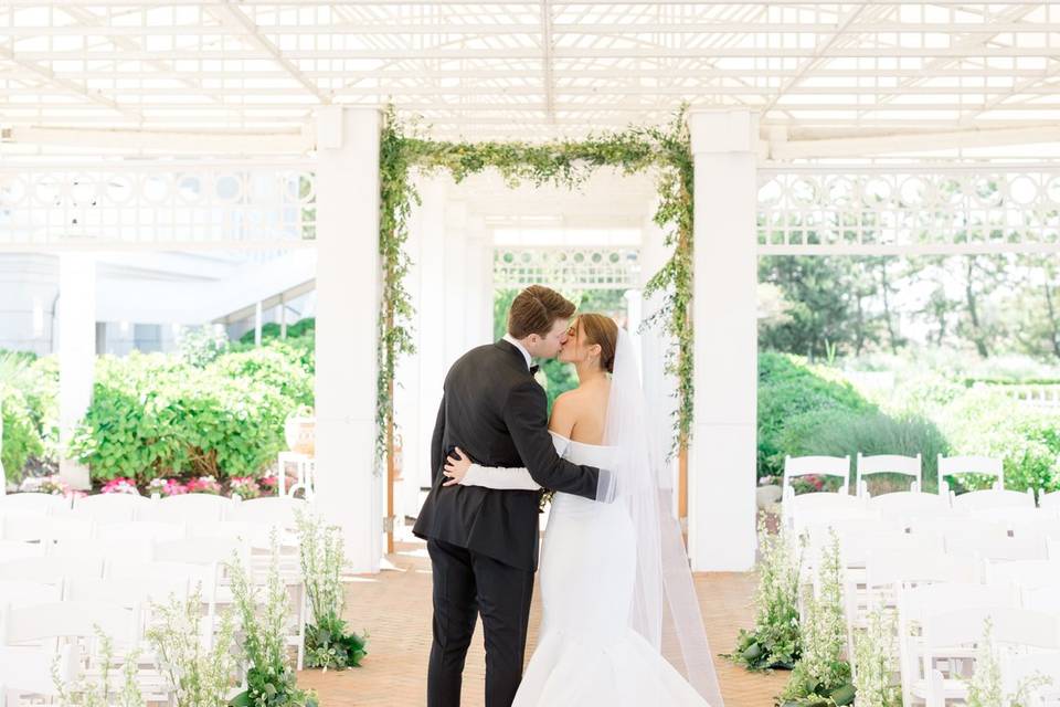 Aisle Kiss
