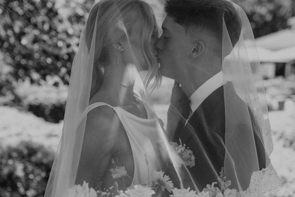 Kiss under the veil