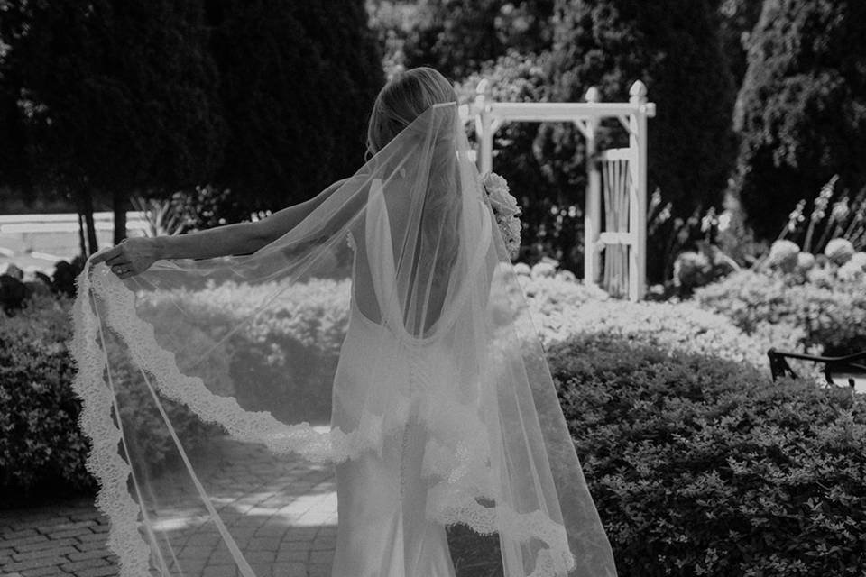 Flowing veil