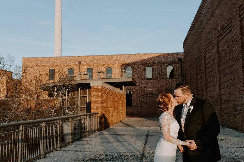 Foundry Balcony Kiss