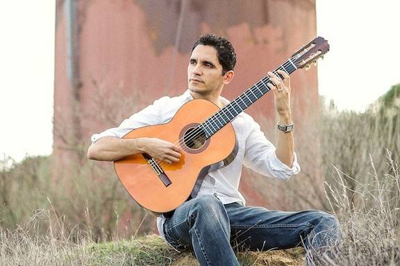 Tavi Jinariu, Classical Guitarist Press Photo
