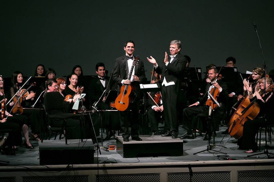 Tavi Jinariu, Classical Guitarist performing Concierto de Aranjuez