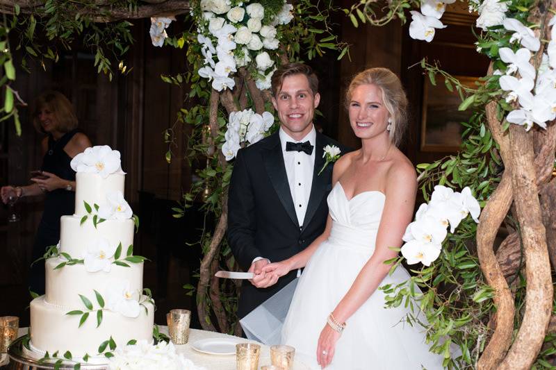 Dramatic mantel design behind the wedding cake | Photo Credit: Pure Sugar Studios