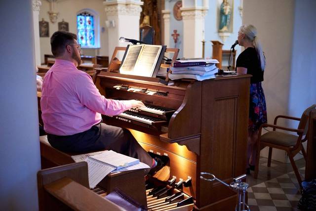 Jessica and Josh, Organist
