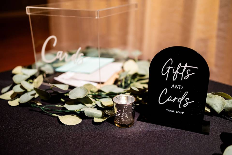 Gifts & cards - black