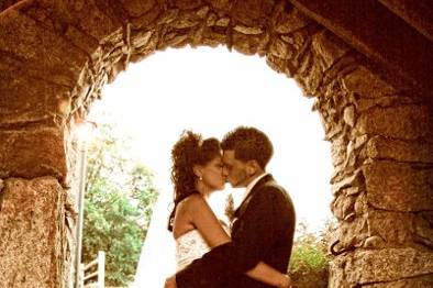 Couple kissing beneath the archway