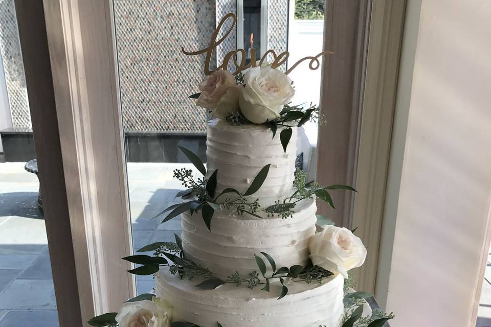 Cake decoration with O'hara Garden Roses