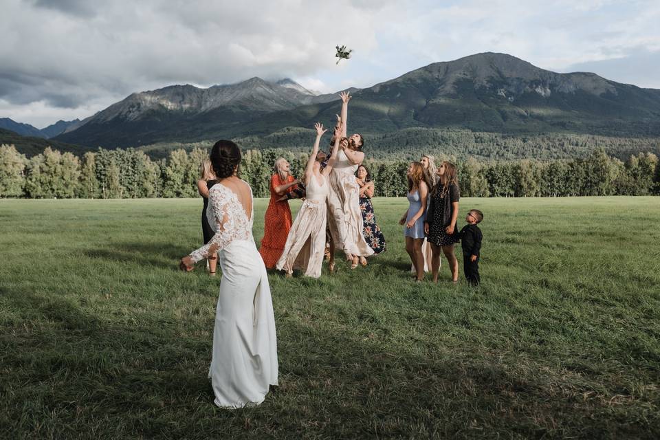 Bouquet toss - Rachel Struve Photography