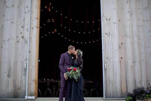 Kiss by the entrance | B.O.B Photography