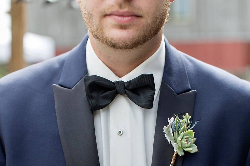 Navy tuxedo and boutonniere | B.O.B Photography