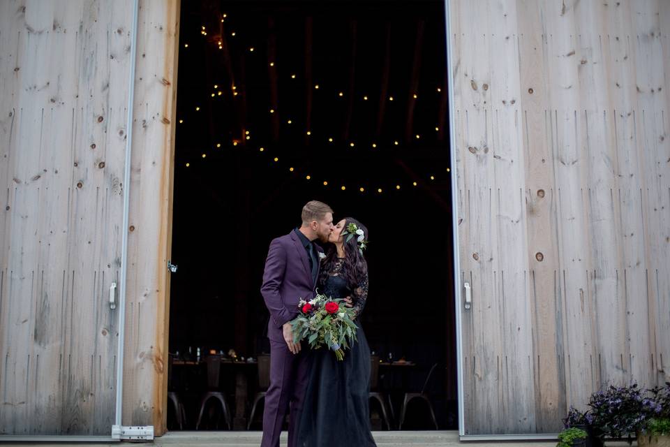 Kiss by the entrance | B.O.B Photography