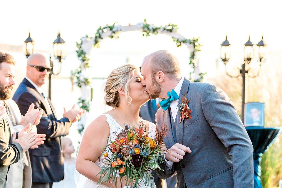 Frankie and Tucker Flowers | AmaZinn Photography