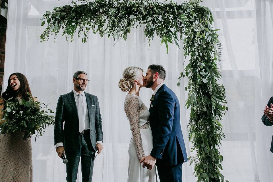 Wedding kiss | Amber Gress Photography