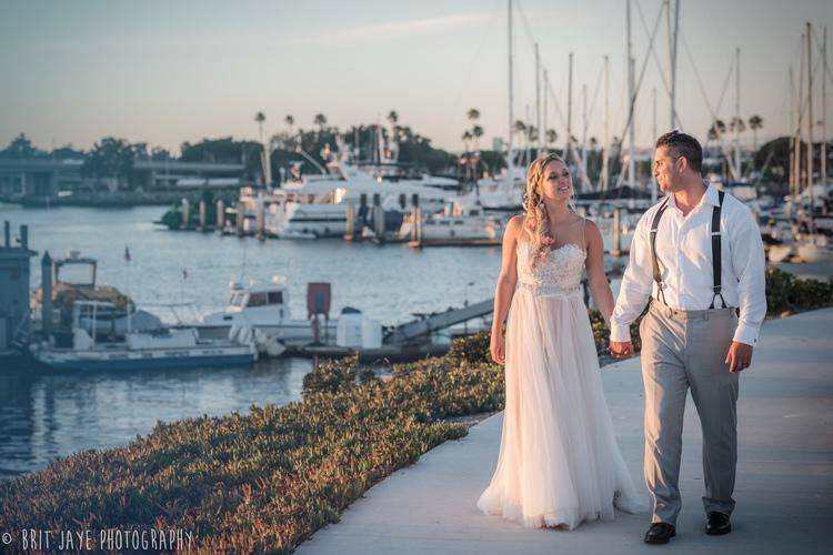 Coupe leisurely walk hand in hand​